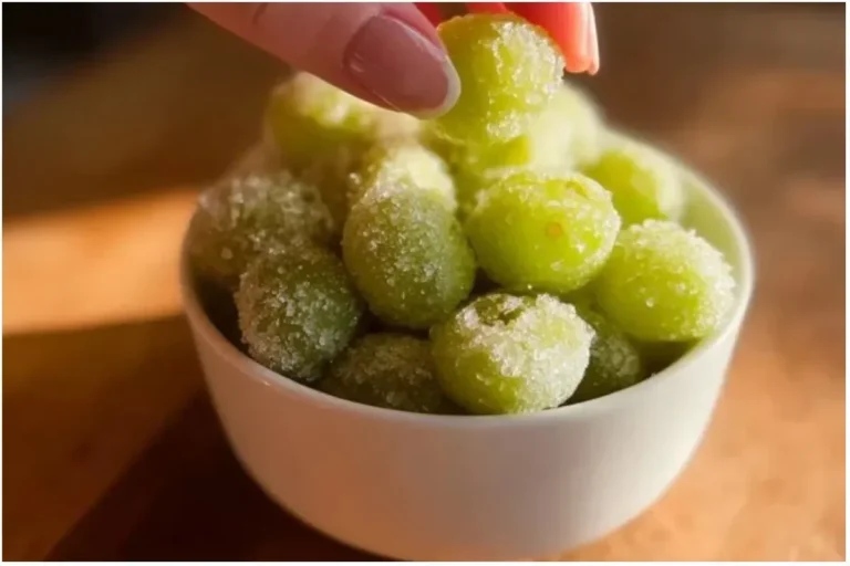 A bowl of easy frozen grapes recipe, a refreshing and healthy snack.